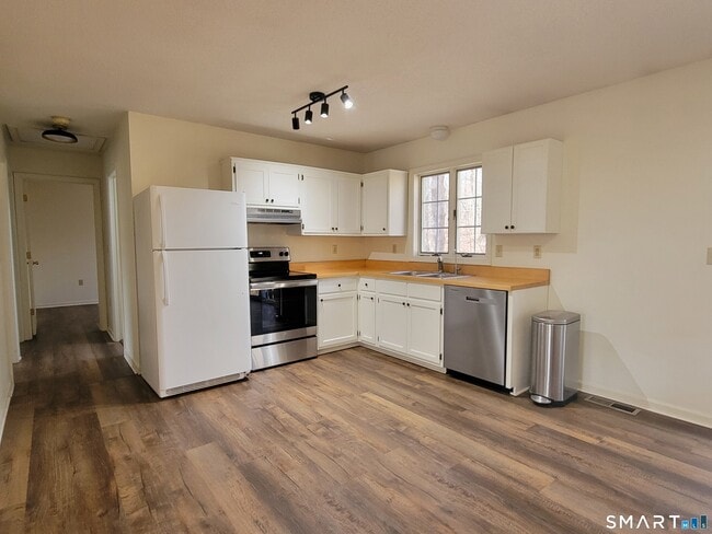 Photo - 799 Middle Turnpike