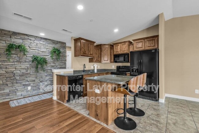 Photo - 905 S Main St