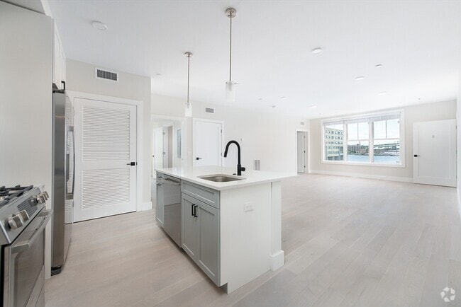 Building Photo - 427 Border St Unit #401 Rental