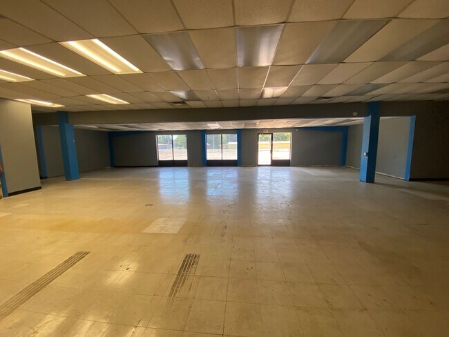 Photo - storage containers/ commercial building Unidad Showroom/office space