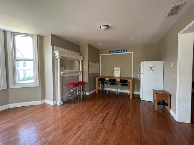 Photo - 627 College St