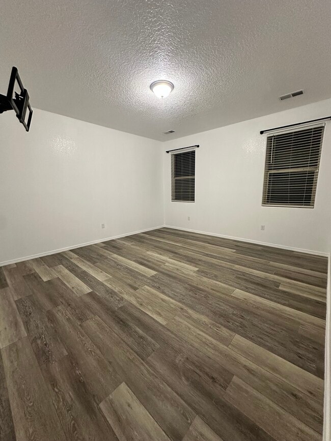 Photo - 1830 Goldenflare Loop NE