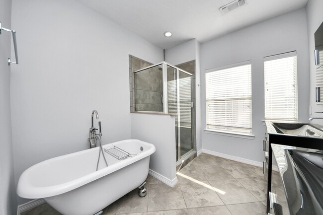 Building Photo - 911 W 21st St Rental