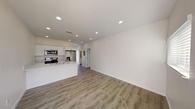 Photo - 4BD/2BA, Balcony Views!!