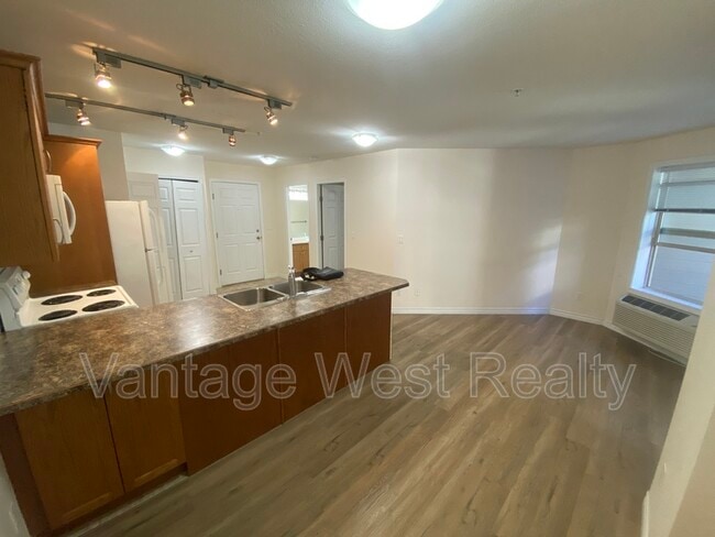 Photo - 598-598 Sutherland Ave