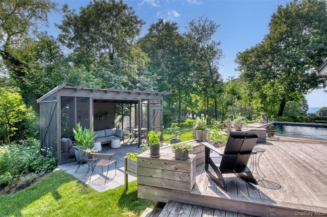 Photo - 495 Maple Ln