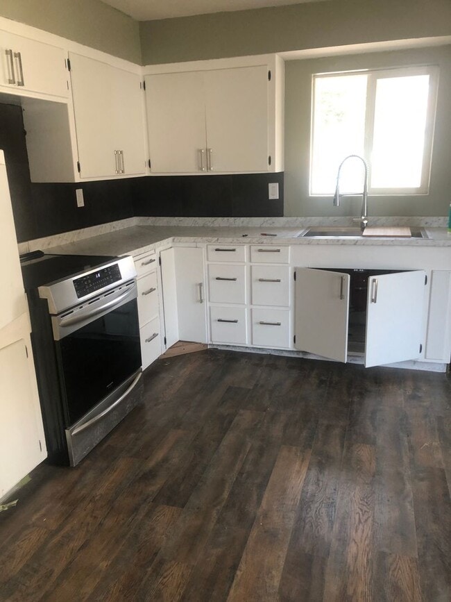 Building Photo - 2 bed 1/1/12 bath in Helper Rental
