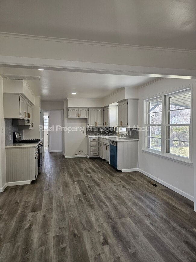 Photo - 1030 N Hickory Ave