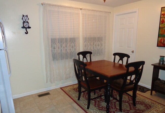 Eating Area - 503 Cortland Dr E