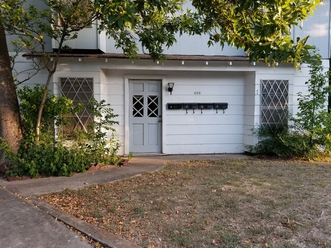 Building Photo - 809 W 4th St Unit C