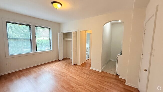 Building Photo - 839 W Sheridan Rd Rental