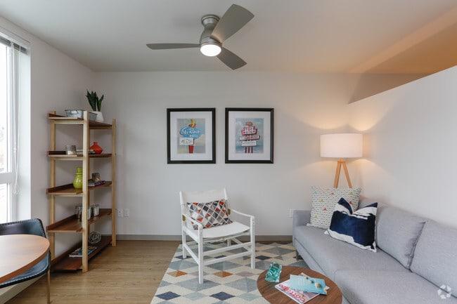 1BR, 1BA - 700 SF