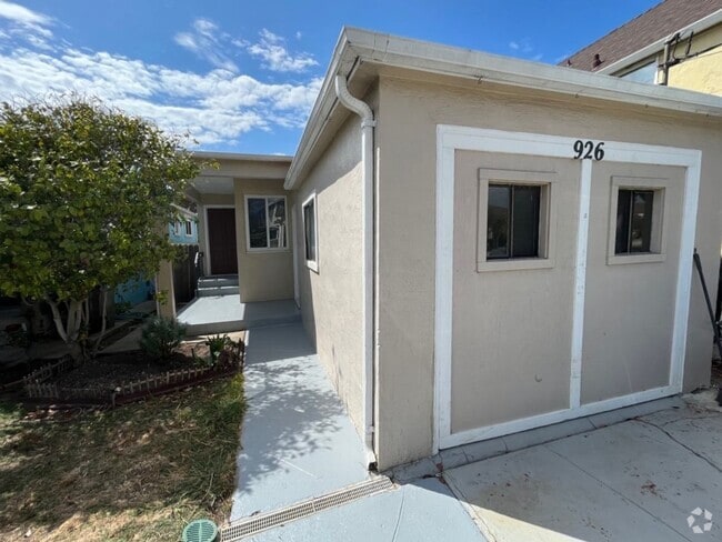 Building Photo - Three Bedroom House Available in Albany!!!