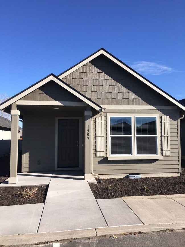 3 Bedroom / 2 Bathroom Home in SW Redmond - 3 Bedroom / 2 Bathroom Home in SW Redmond