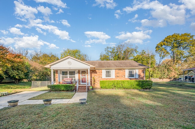 Building Photo - 1808 Majestic Dr