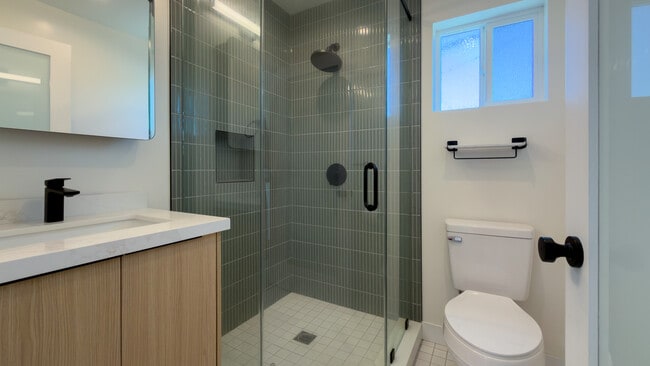 1346  S Dunsmuir Ave -1/2