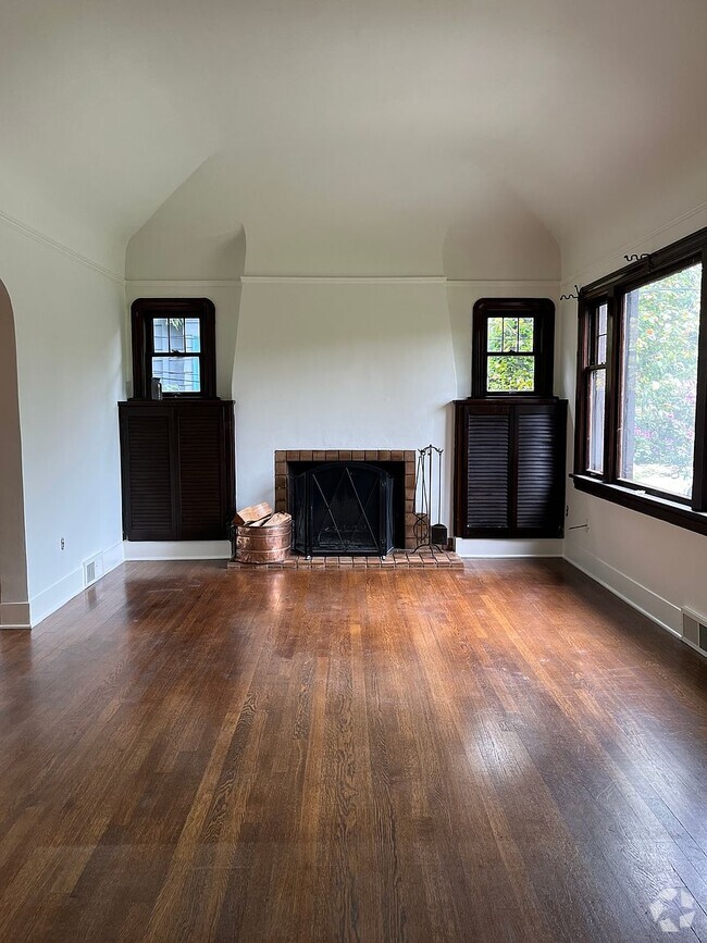 Building Photo - 2427 E McGraw St Rental