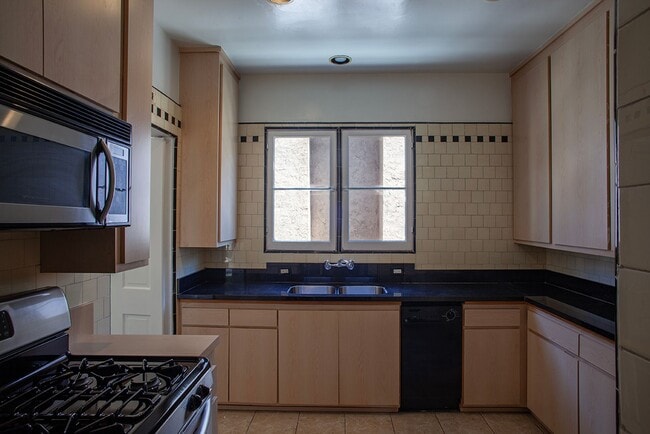 Photo - Charming Vintage 1 Bed / 1 Bath in the Heart of West Hollywood
