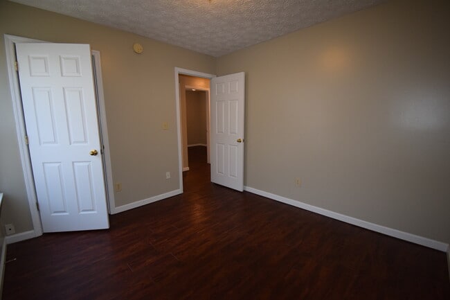 Building Photo - VIRTUAL SHOWINGS AVAILABLE - Great 3 Bedro... Rental