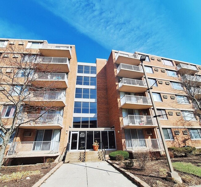 Building Photo - 2211 S Stewart Ave Unit 3D