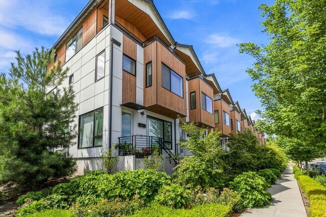 Photo - ULTRA-MODERN Air Conditioned Townhome in Beacon Hill!