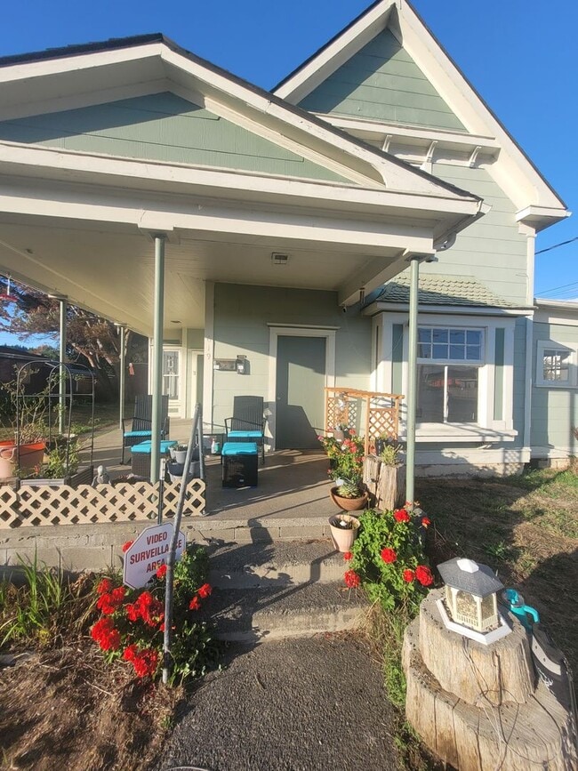 Building Photo - 619 Ash St Unit 2