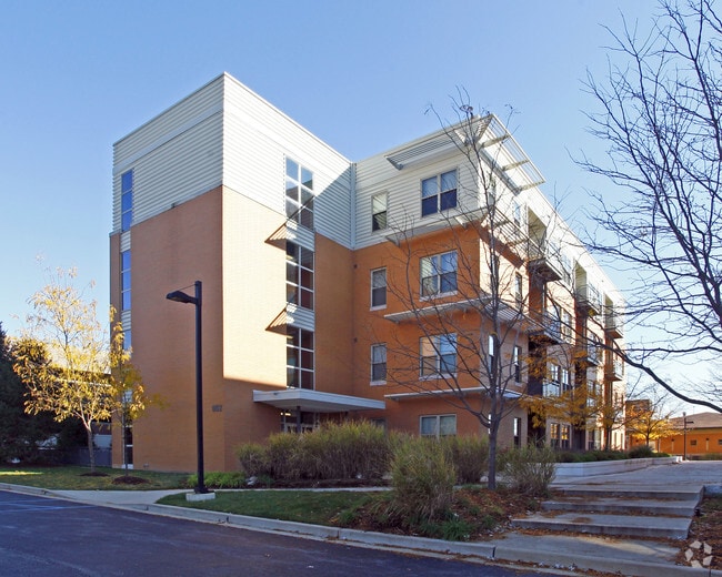 Primary Photo - Summit Lofts