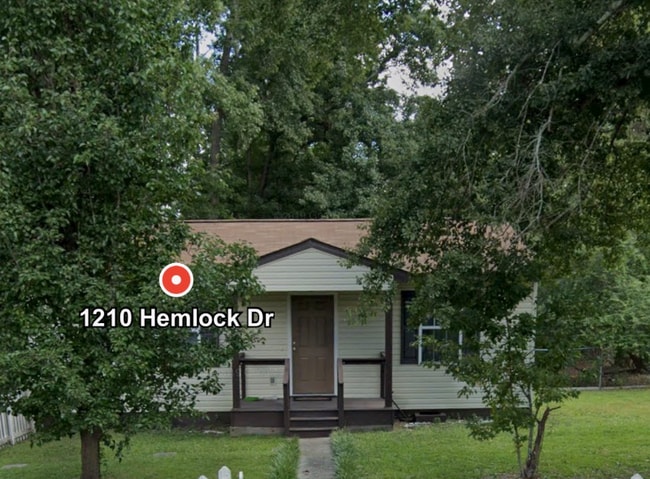 Building Photo - 1210 Hemlock Dr