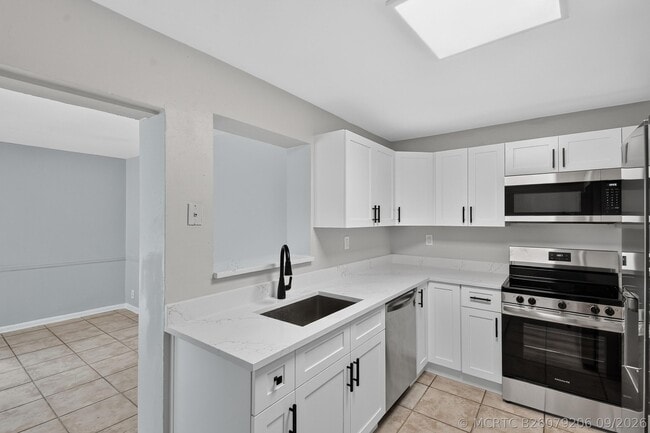 1037 W 28th St
