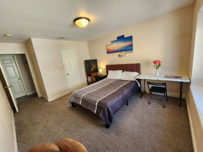 Photo - 5611 Aberdeen Dr