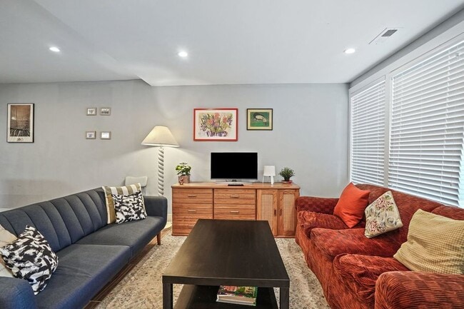 Photo - 419 Newton Pl NW Unidad B