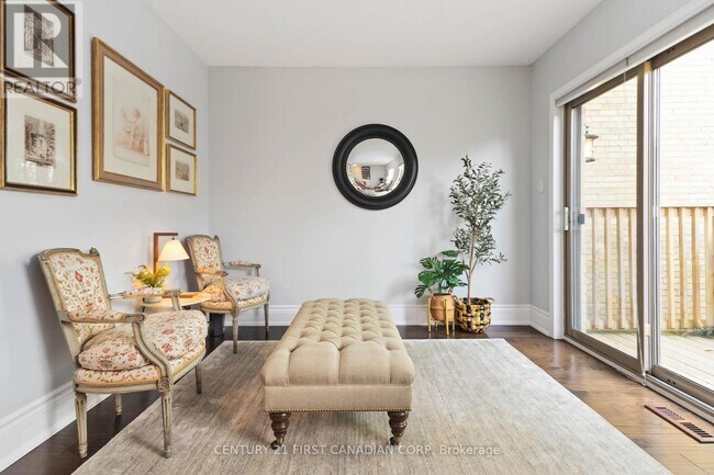 Photo - 609 Colborne St