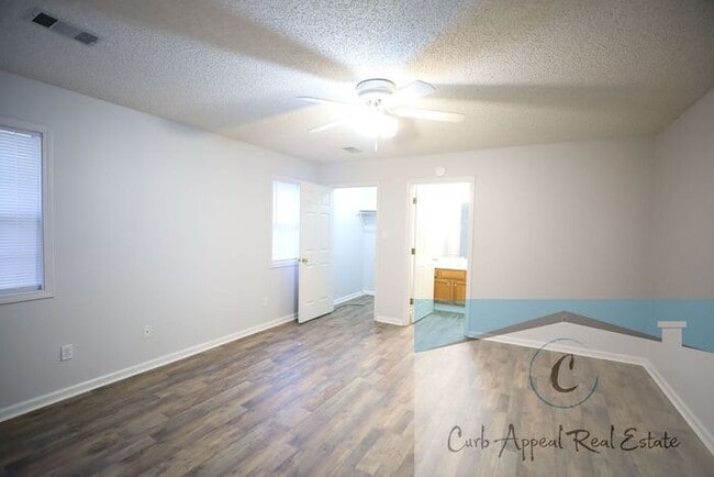 Photo - Spacious 3 bed/2 bath home - garage, deck, fenced back yard - includes yard care!!