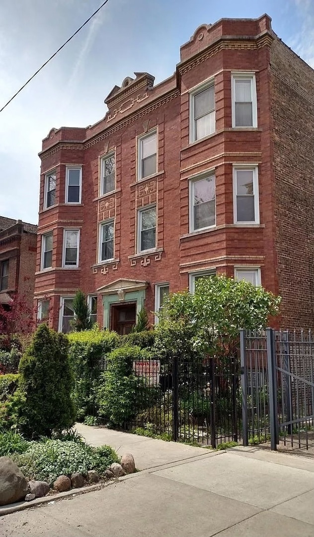 Building Photo - 2650 N Sawyer Ave