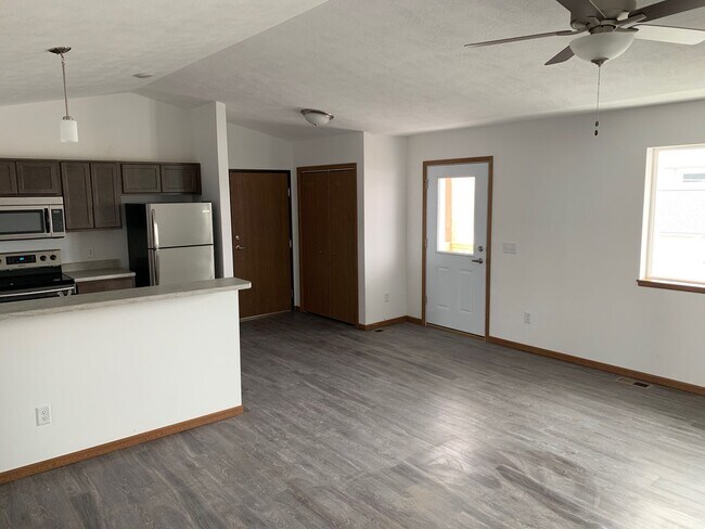 Building Photo - Welcome to Lipton Apartments – Your New Ho... Unit 100-07