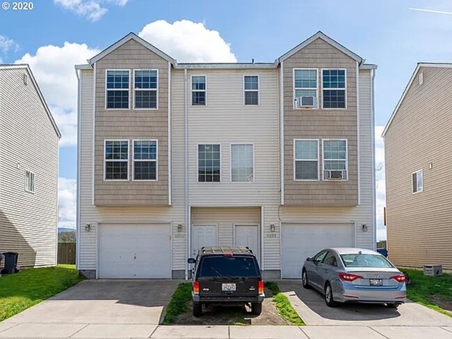 3 bedroom townhome. - 3 bedroom townhome.