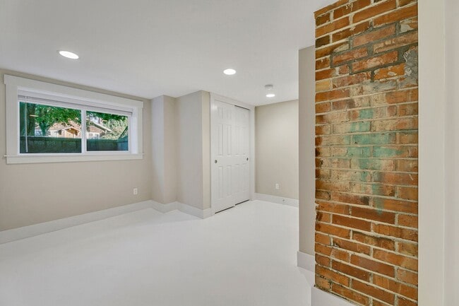 Photo - Amazing 4bed/2bath Duplex Close to Seattle University! Unidad 805