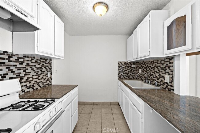 Building Photo - 18620 Hatteras St Unit 274-274 Rental