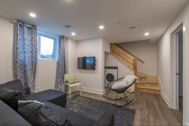 Photo - 150 Meadowlands Dr W