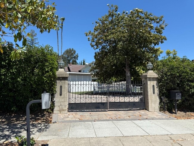 Building Photo - 1130 Edgewood Rd Rental