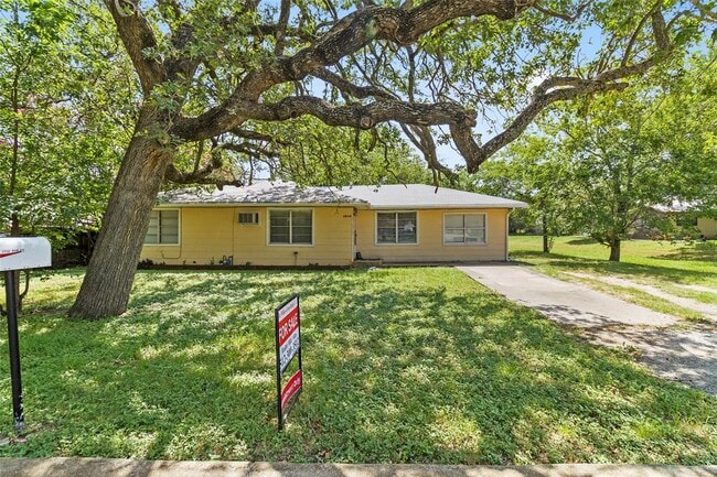 Photo - 1214 Oak St House