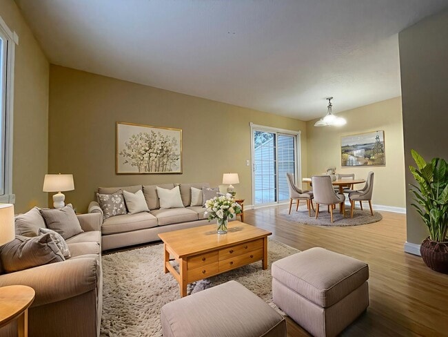 Building Photo - 3 bed/2 bath Sweet Townhome In Brooklyn Pa...