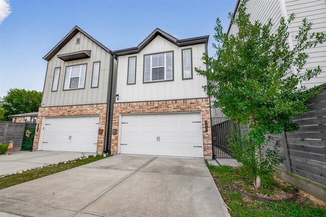 Photo - 2617 Live Oak St