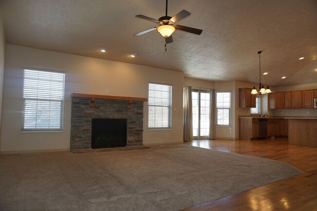 Photo - Beautiful Pleasant Grove 6 Bedroom With Mo...