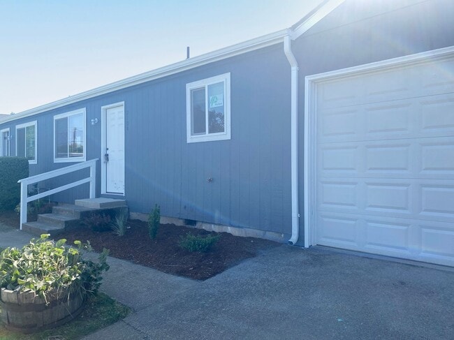 Photo - Remodeled 4-Plex Apartment - Attached Gara... Unidad 2104