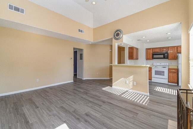 Photo - 2011 Spenwick Dr Unit 523