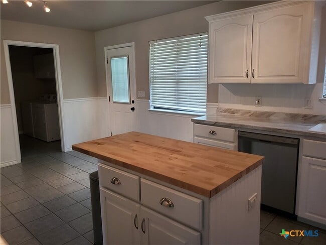 136 Royal Crest Cir
