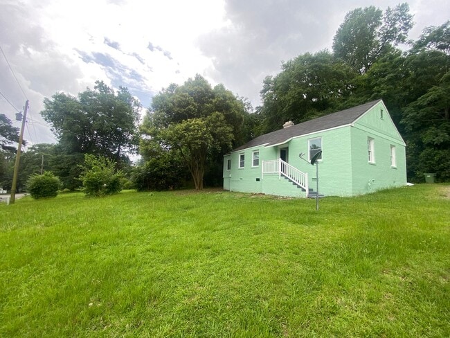 Building Photo - **AVAILABLE NOW**3 Bedroom / 1 Bathroom Ho... Rental