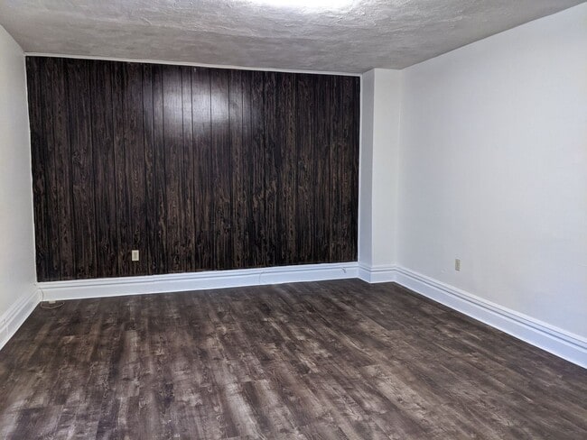 Building Photo - 1052 W 4th St Unit 2nd Floor Apt 3 Rear