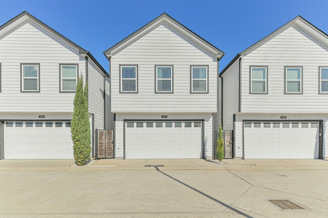 Building Photo - 1010 Melneeka Ln